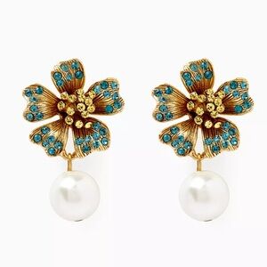 OSCAR DE LA RENTA
Dotted Petal Pearl Drop Earrings in Metal